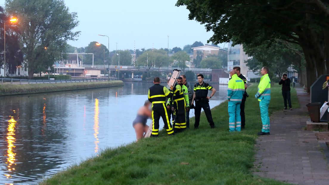 Vrouw neemt duik in de Vliet in Rijswijk