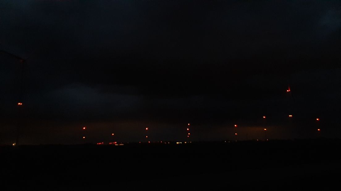 Windpark N33 in de nacht met zicht op Windpark Geefsweer