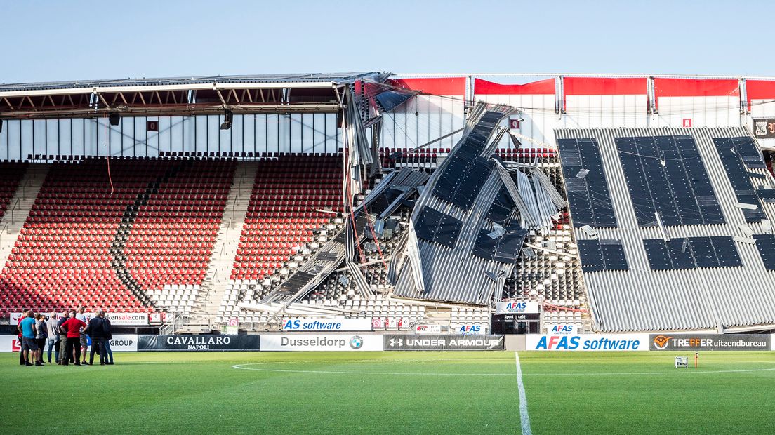 In Alkmaar stortte zaterdag een deel van het dak van het AFAS Stadion in.