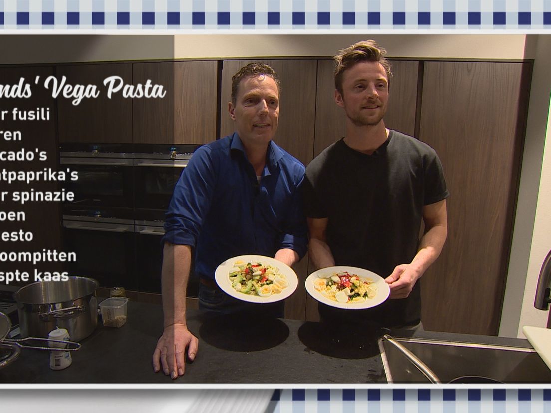 Rob Geus en Bart Vriends met de vegetarische pasta.