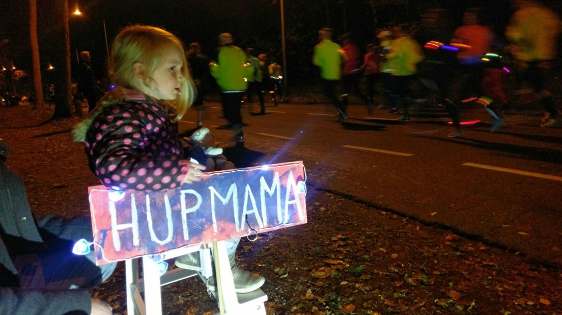 7500 hardlopers zijn om 19.00 uur op de Groesbeekseweg in Nijmegen van start gegaan voor de Zevenheuvelennacht. De organisatie heeft het parcours extra gecontroleerd op dode takken in de bomen, vanwege de harde wind die op komst is.