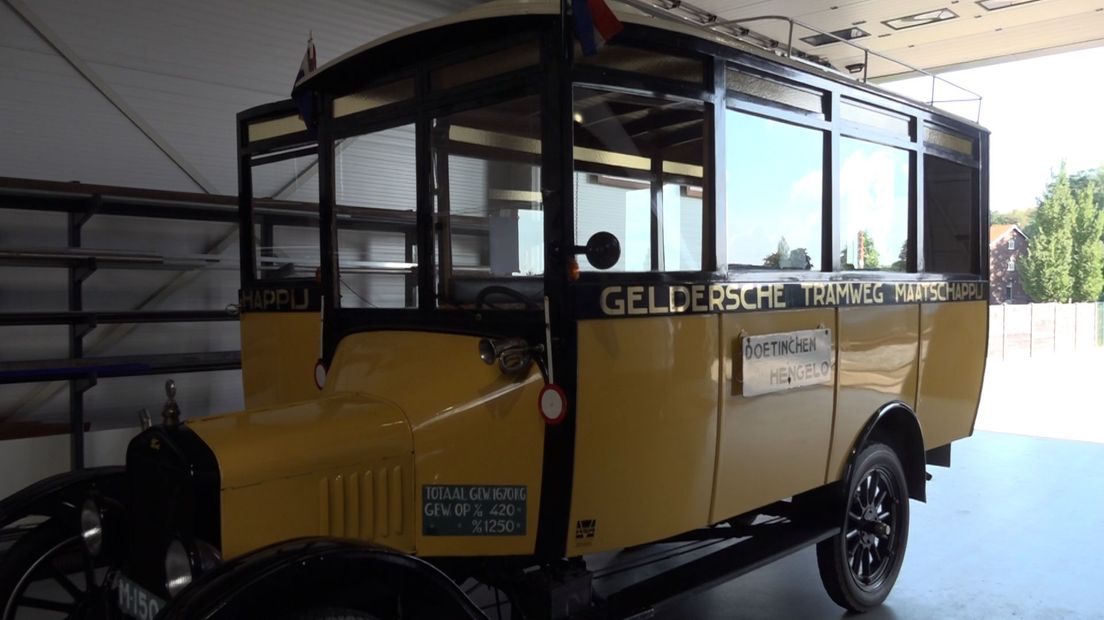 Een oude T-ford bus uit 1923 die rond reed in de Achterhoek