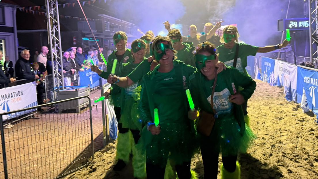 De bubben finishen bij de Light Kustrun