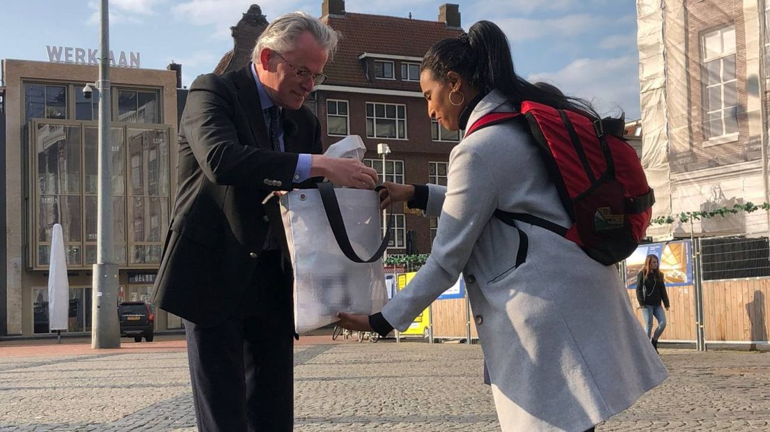 Burgemeester Koen Schuiling krijgt het eerste tasje van Vanhulley