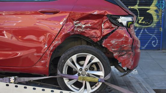 Ongeluk stapelt zich op in de zomervakantie van Jacob-Jan : beroofd en deuk in auto. Ongeluk stapelt zich op in de zomervakantie van Jacob-Jan : beroofd en deuk in auto.