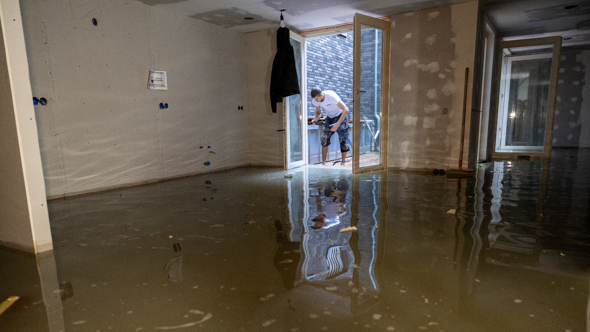 De schade in de nieuwbouwwoningen is groot, de aannemer: "We moeten alles openmaken: gipsplaten eruit, leidingen controleren, isolatie eruit."