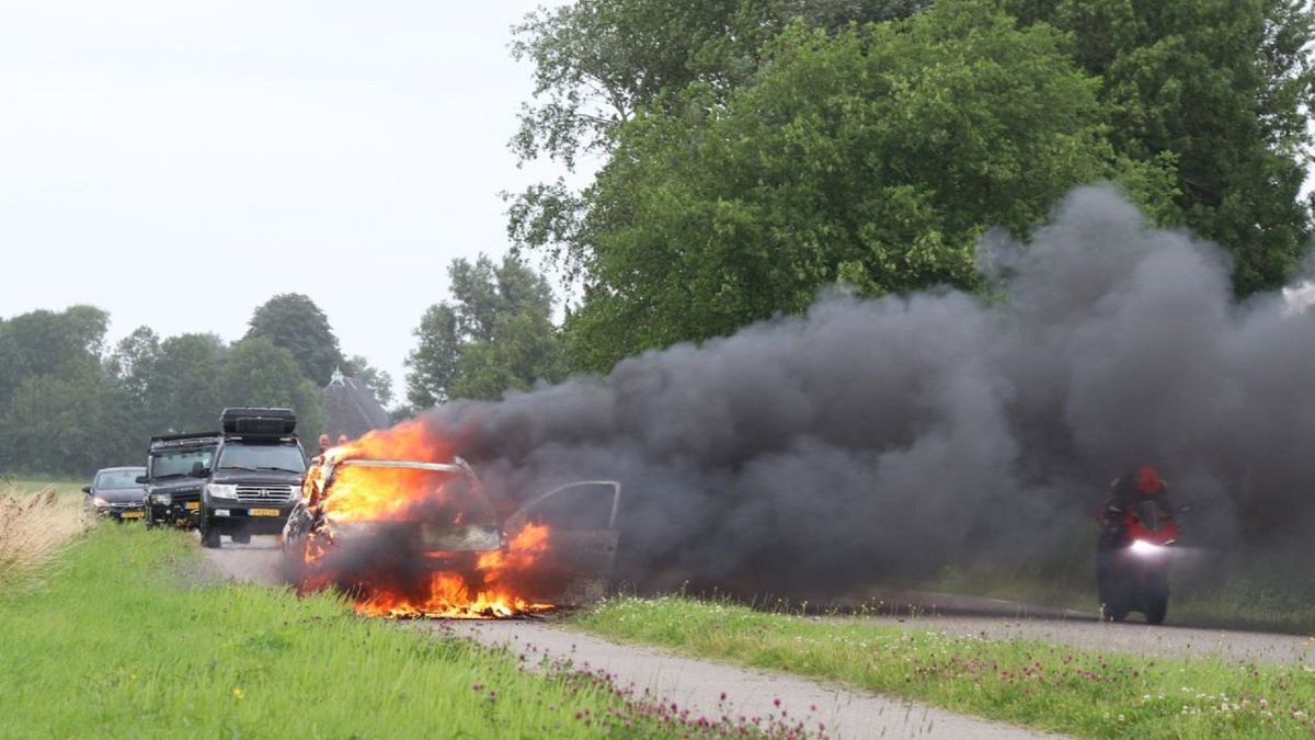 Auto bij Jirnsum volledig uitgebrand; niemand raakte gewond