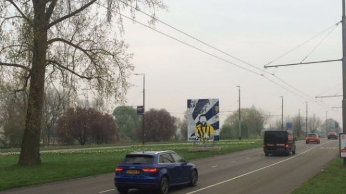 Op initiatief van een groepje fanatieke Vitesse-supporters wordt zaterdag een billboard geplaatst bij de oprit van de John Frostbrug in Arnhem. Daarop wordt afgeteld naar de bekerfinale tussen Vitesse en AZ op 30 april in De Kuip.