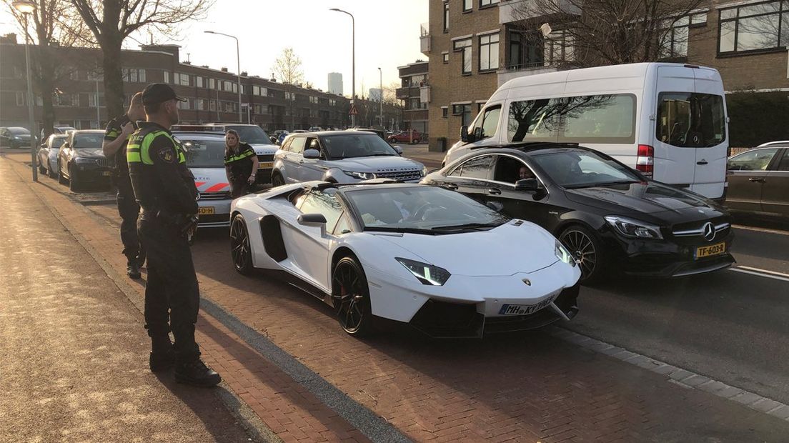 De bruidegom reed in een witte Lamborghini