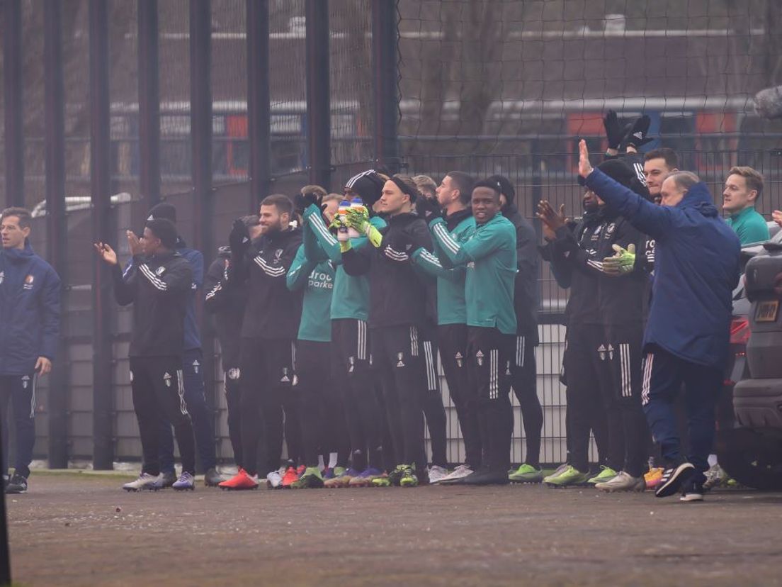 De selectie van Feyenoord toont waardering voor de steun van de supporters.