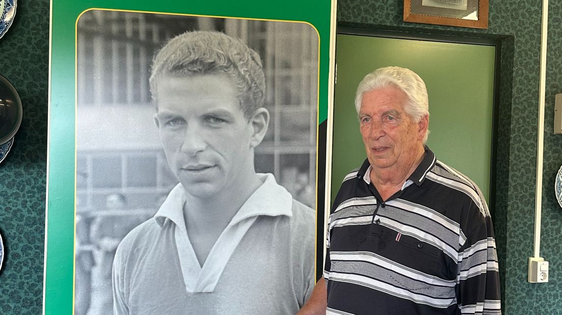 Guus Haak bij zijn spelersfoto in zijn 'eigen' bestuurskamer