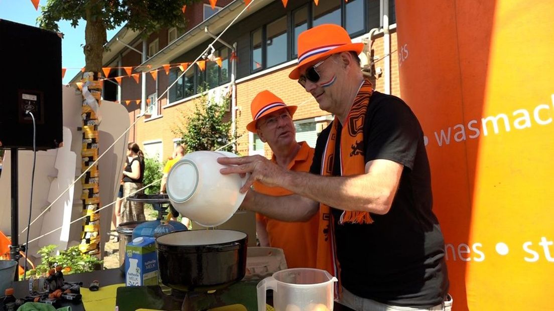 In Lochem beginnen ze de voetbaldag met een Oranje-straatontbijt.