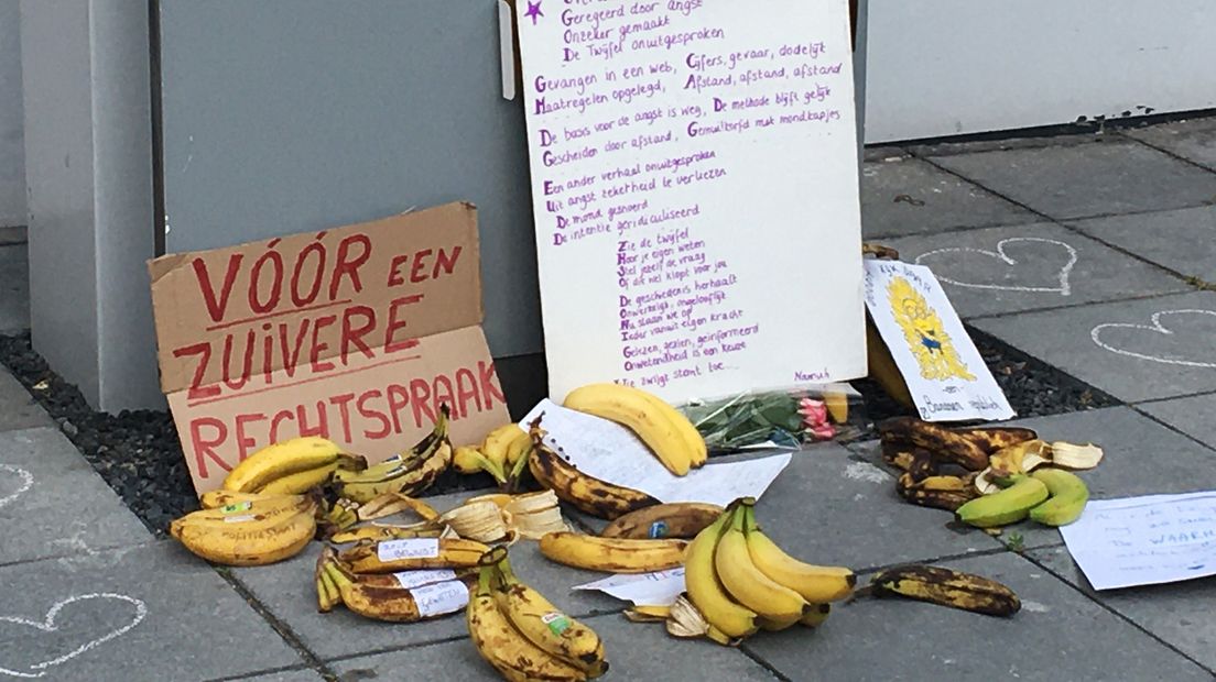 Bananen met uitleg bij rechtbank Utrecht vanwege protestactie