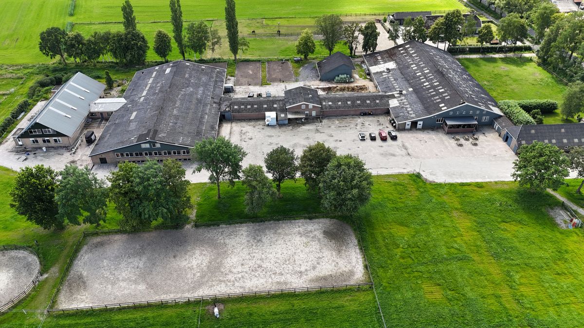 Oekraïense vluchtelingen vinden onderdak achter manege in Veeningen