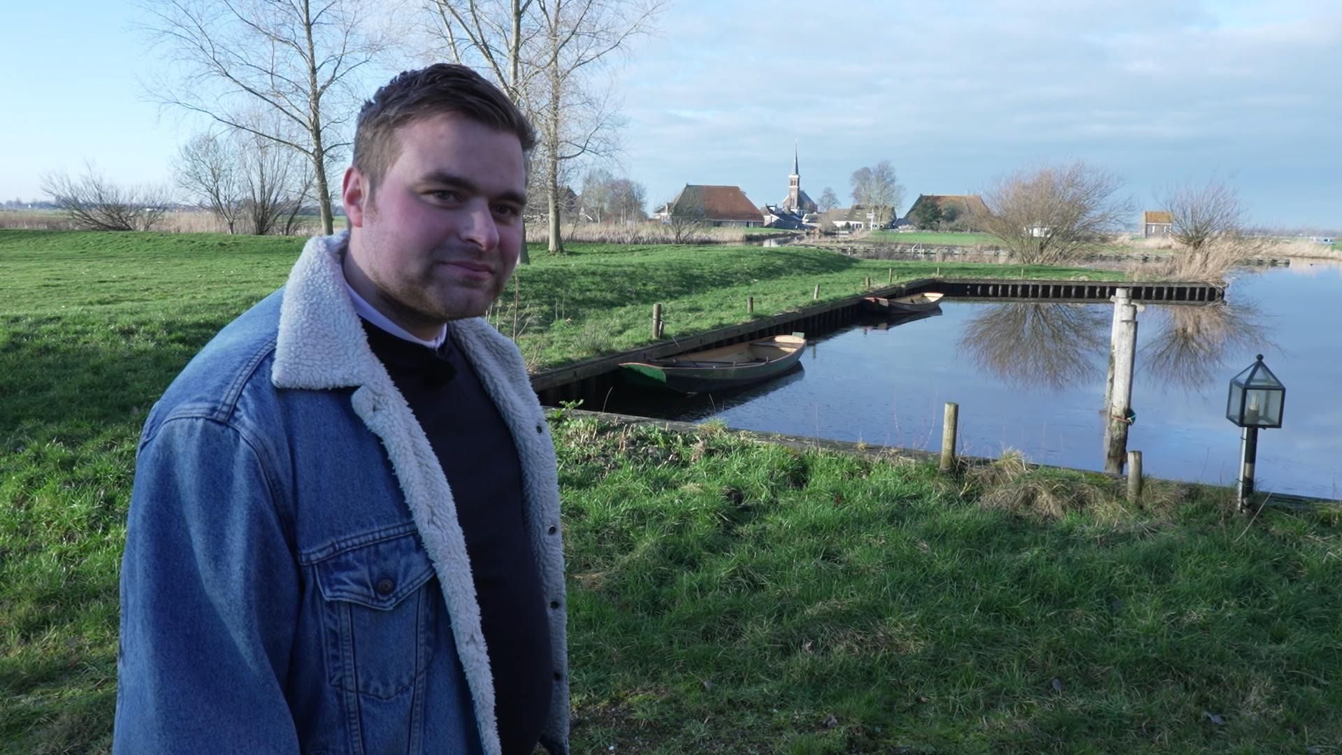 Abel Kooistra bij zijn geboorteplaats Warstiens
