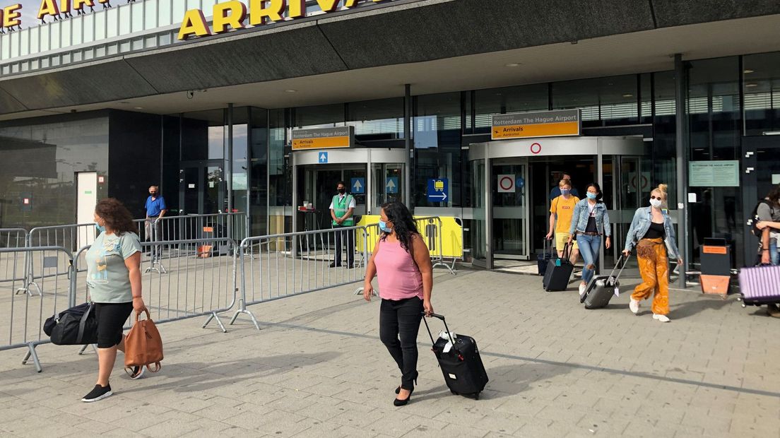 Reizigers vlak na de landing op Rotterdam The Hague Airport