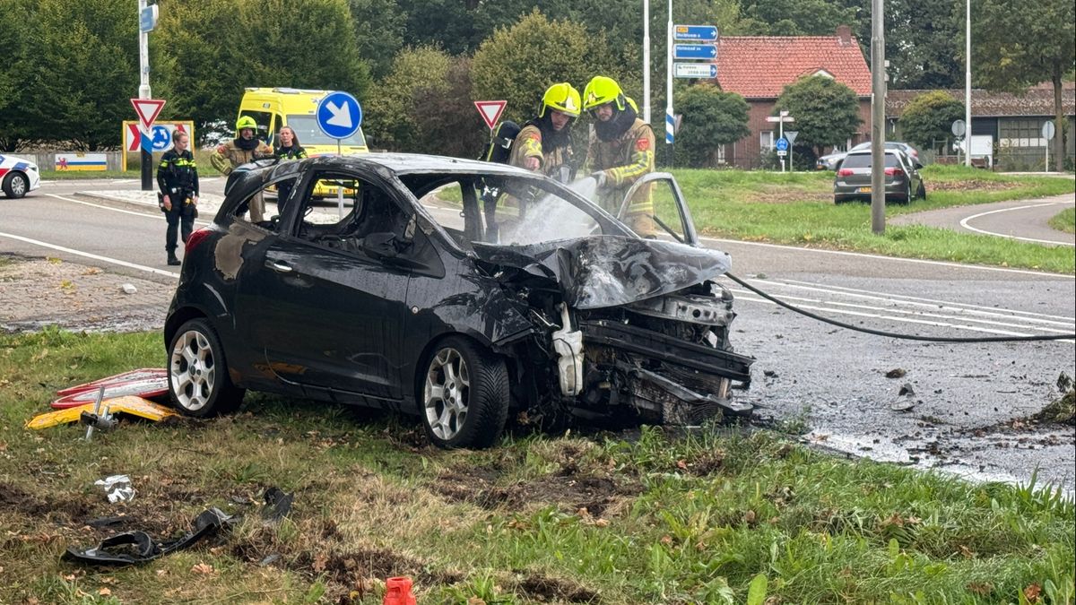 Omstanders redden vrouw uit brandende auto na botsing tegen boom in Roggel