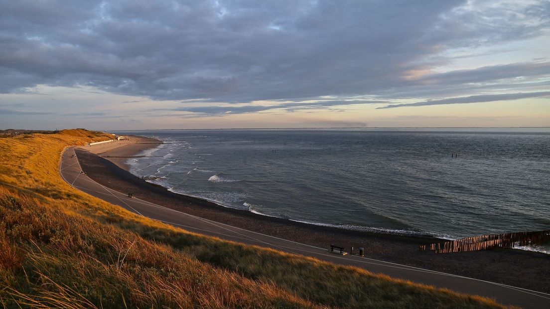 Wolken trekken over de kust