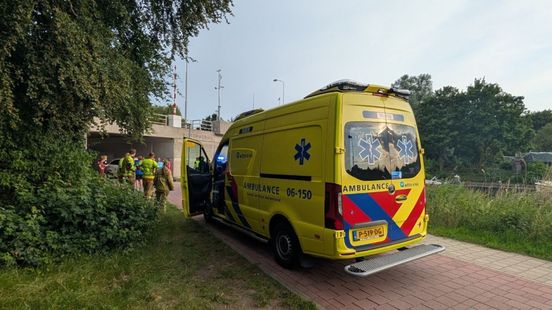 Jongen springt van brug en belandt op boot