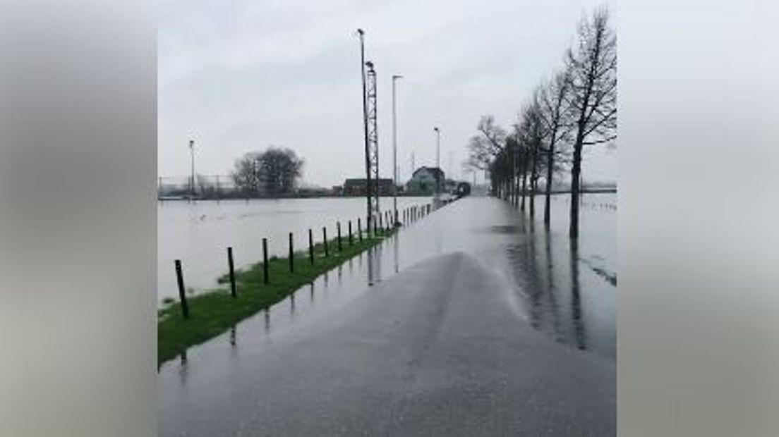 De Waal heeft het hoogste punt bereikt, maar in Brakel is het goed mis. Bij vv Brakel zijn de voetbalvelden ondergelopen.