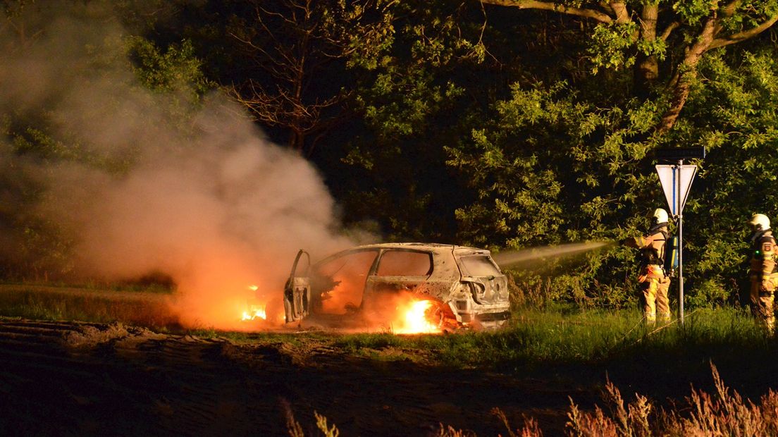 Auto onder verdachte omstandigheden uitgebrand bij Steenwijk