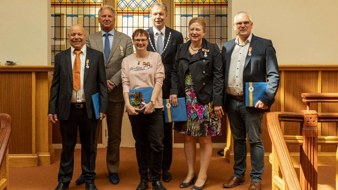 Baarnse burgemeester Röell poseert met de gedecoreerden.