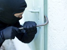 Politie houdt drie verdachten aan voor woninginbraak Zeeuws-Vlaanderen en vindt gestolen sieraden