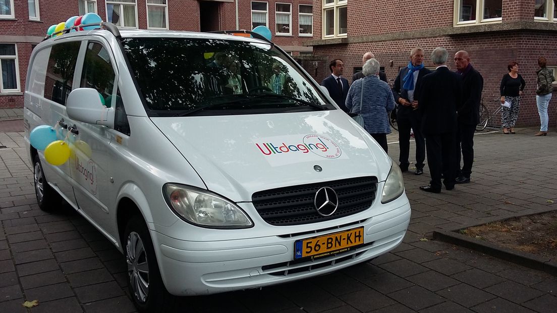 De klussenbus arriveert bij de Einder in Den Haag