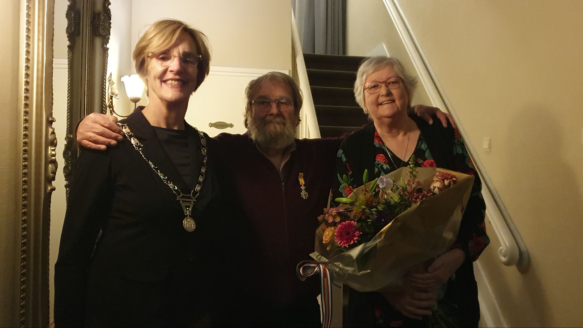 Hennie Lamers temidden van zijn vrouw en burgemeester Bronsvoort.