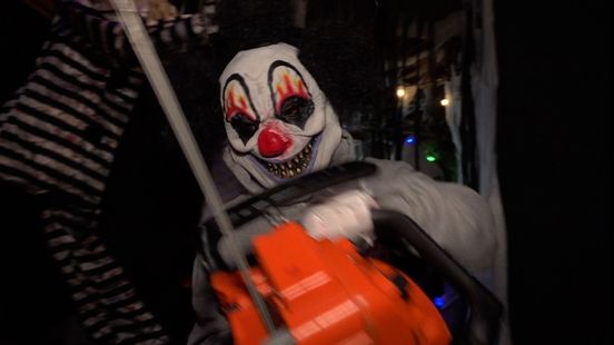 Clown met kettingzaag laat mensen schrikken: 'Oh, gadverdamme'