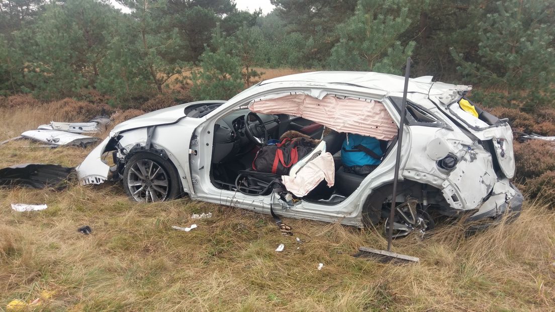 De A1 richting Amersfoort was maandagmiddag tussen Kootwijk en Stroe afgesloten vanwege een ongeval: een auto was op een noodvangrail terechtgekomen en daarna zeker vier keer over de kop geslagen.