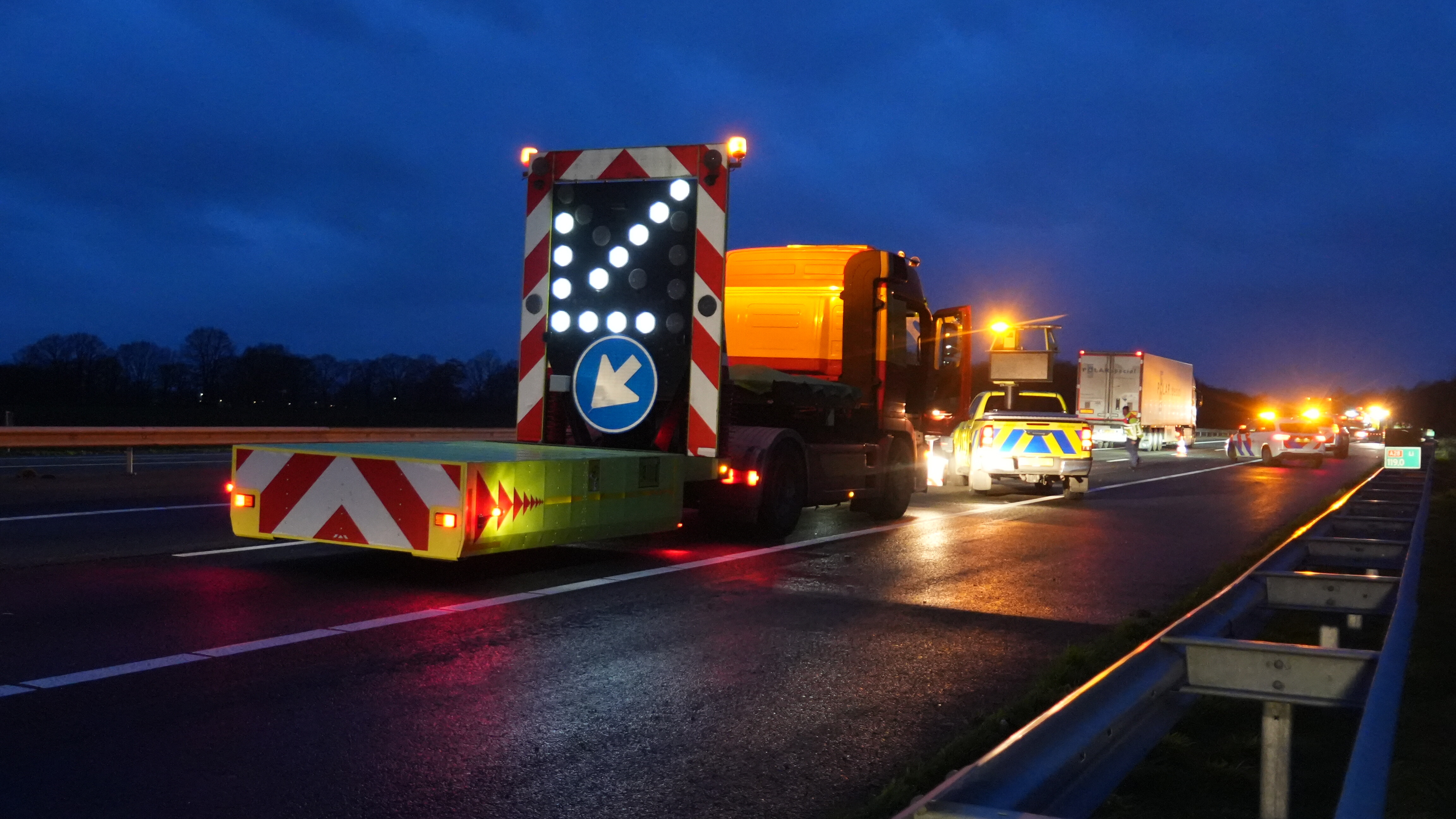 Auto Botst Tegen Vangrail Op A28 Meppel, Verkeer Staat Even Vast - RTV ...