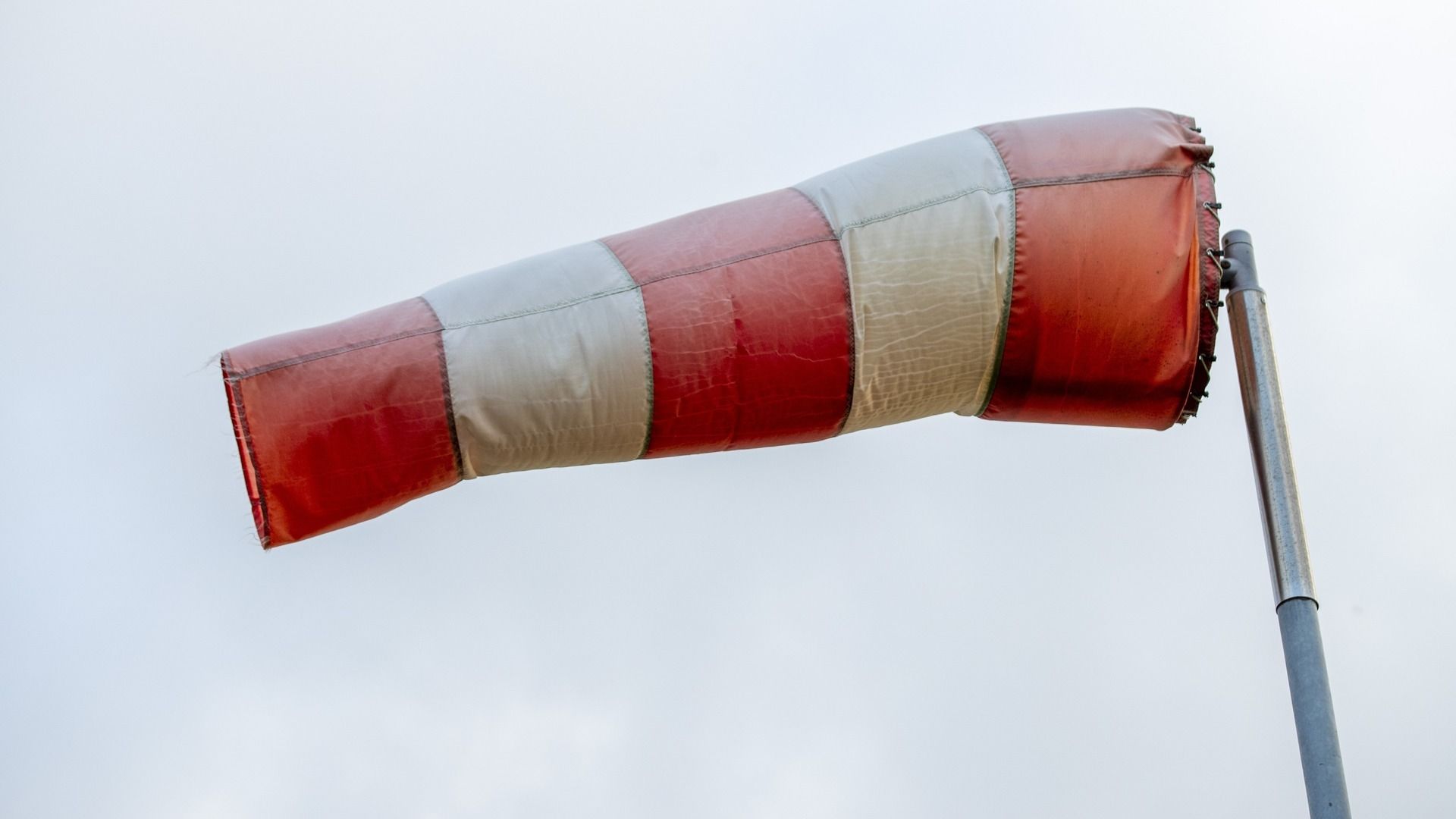 KNMI Schaalt Op Naar Hoogste Weeralarm: Code Rood Vanwege Storm Poly ...