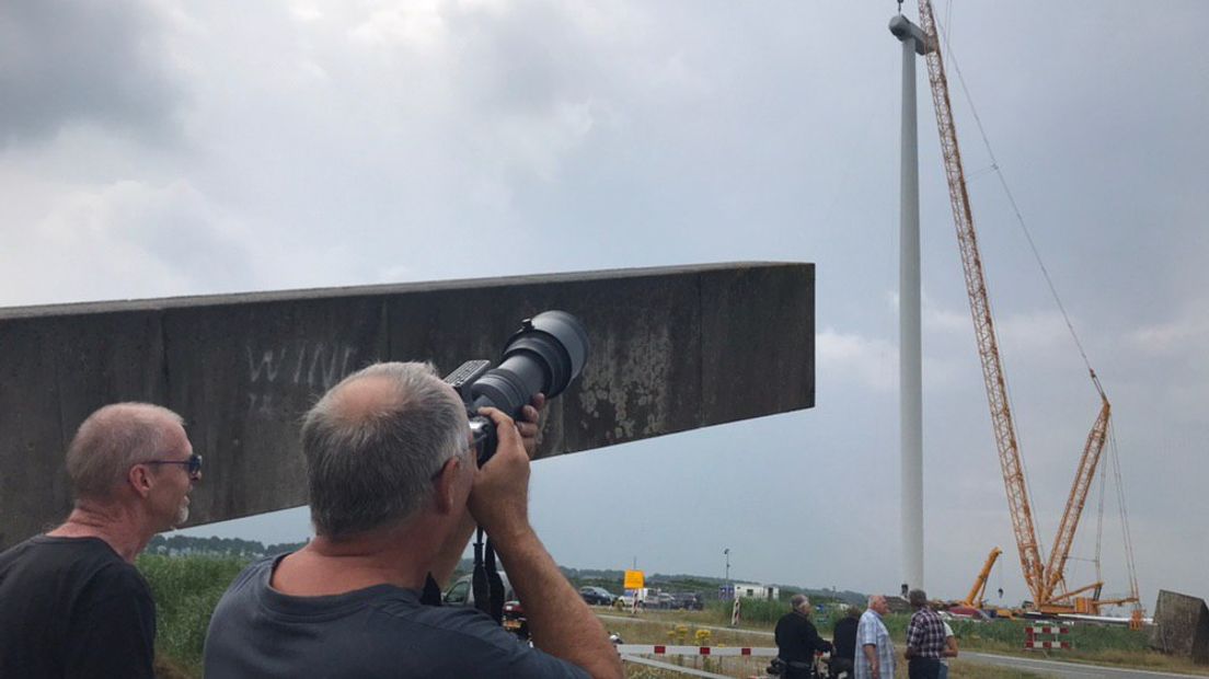 Belangstellenden bij de bouw van de windmolen (Rechten: RTV Drenthe/Janet Oortwijn)