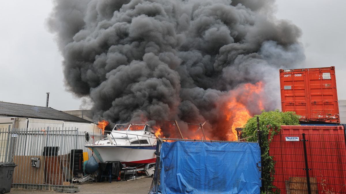 Boot, woonwagen en kermisattractie verwoest door brand