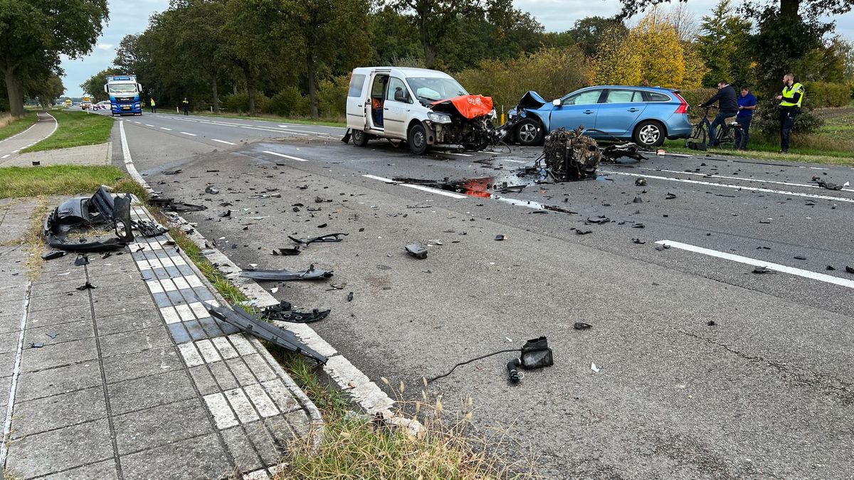 112 nieuws: Ernstig ongeval tussen Wesepe en Raalte: motorblok uit auto geslingerd