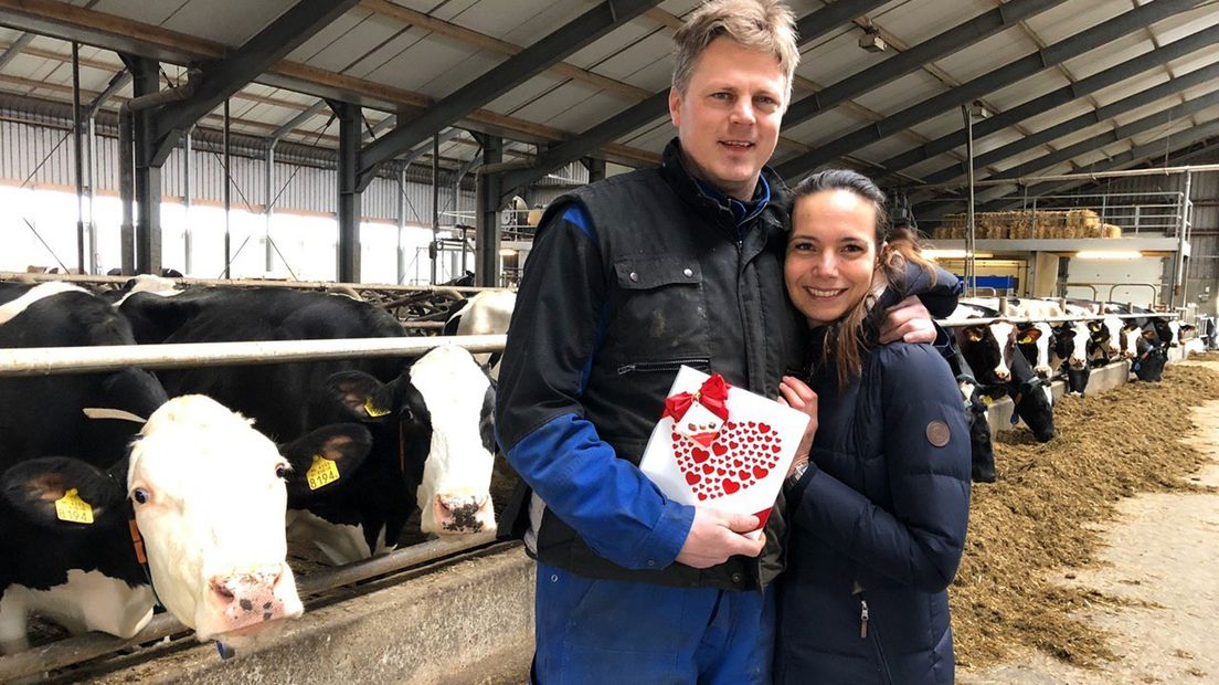 Liefdeskoppel Albert Jan en Sofia op hun melkveebedrijf in Munnekezijl