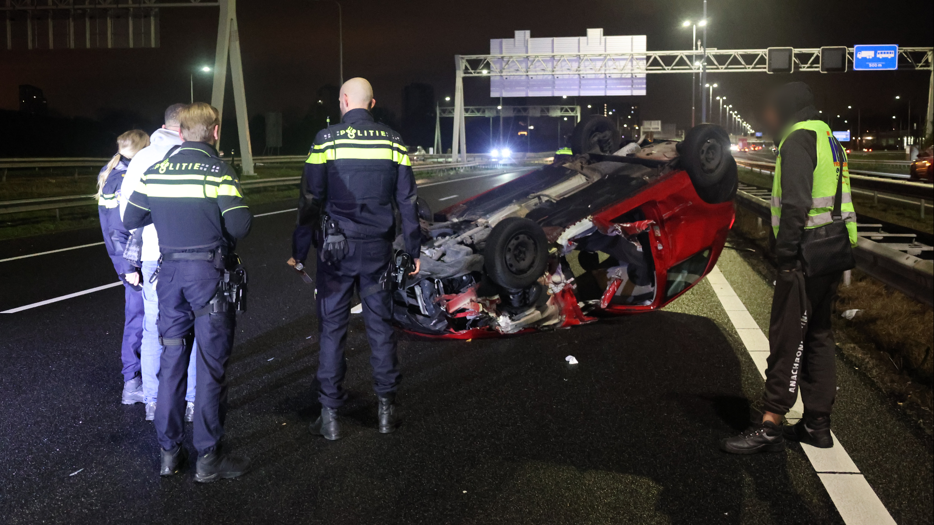 Vermoedelijk raakte de auto een vrachtwagen en sloeg toen over de kop