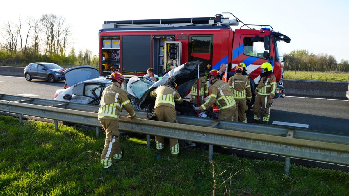 Aanrijding tussen vrachtwagen en personenauto op A67 bij Maasbree