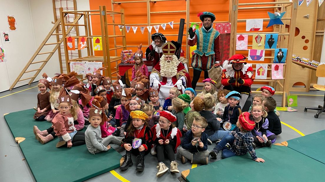 De groepen 1 van basisschool De Vonder bij Sinterklaas