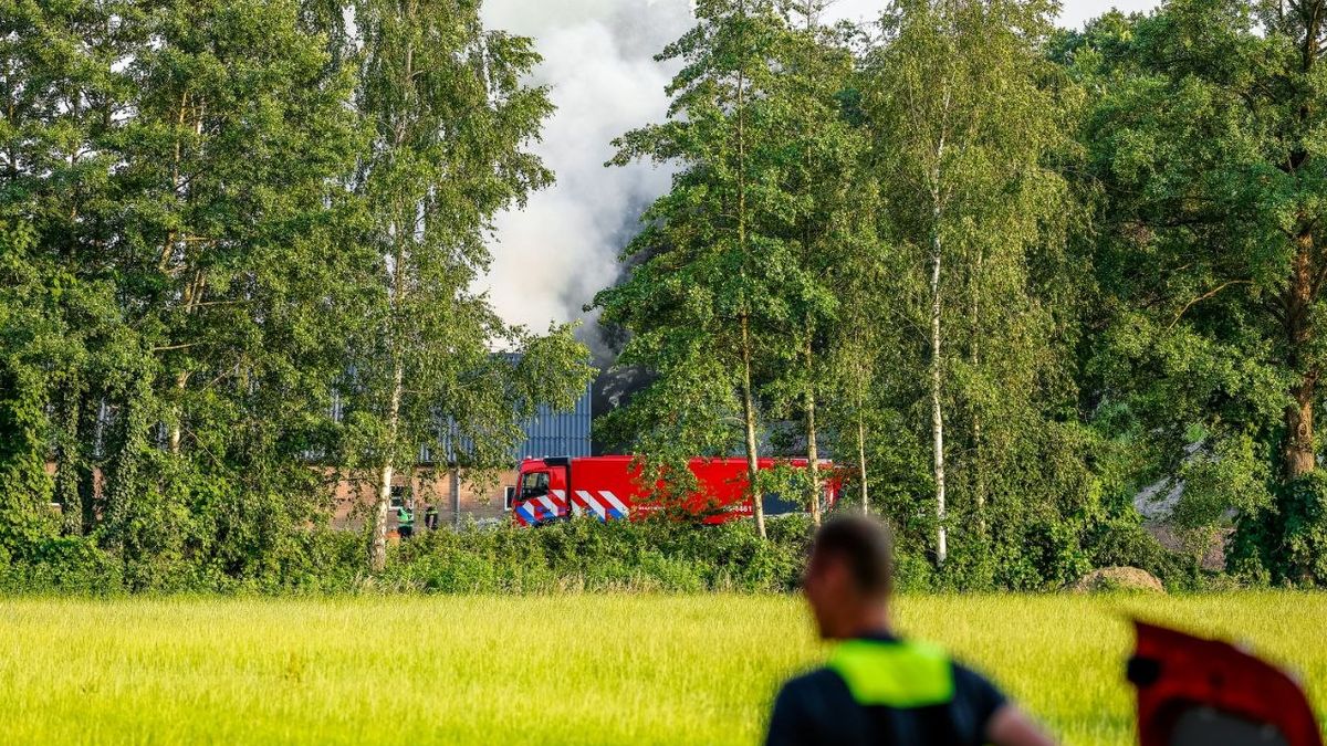 Grote schuurbrand bij boerenerf in Haaksbergen, omgeving afgezet