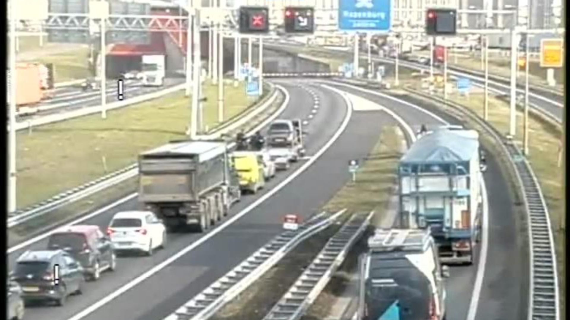 Op de A15 is een lange file ontstaan.