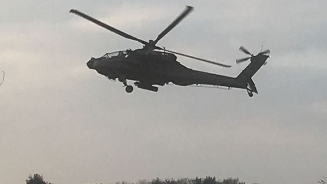 Dat Defensie oefent met laagvliegende helikopters, dat was aangekondigd. Dat ze ook zo rakelings over de huizen vliegen, is voor sommigen flink schrikken. En een spectaculair gezicht.