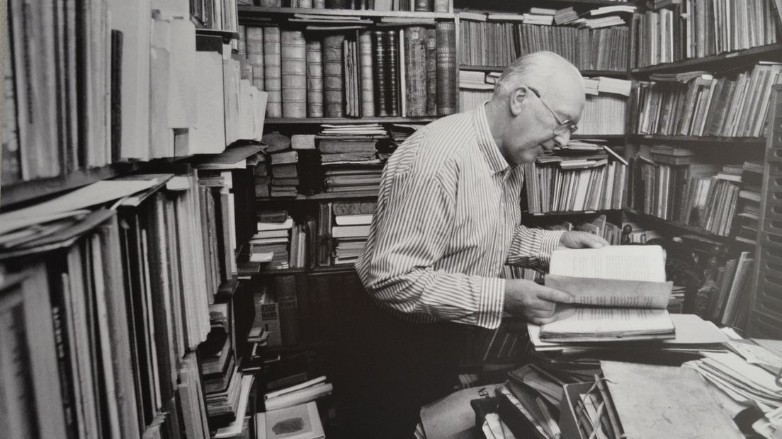 Jans Brands tussen zijn geliefde boeken (Rechten: Museum Collectie Brands)