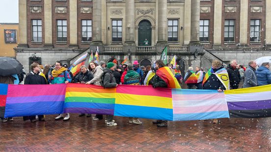 Demonstratie tegen omstreden gebedsgenezingsgroep op Grote Markt trekt 200 demonstranten