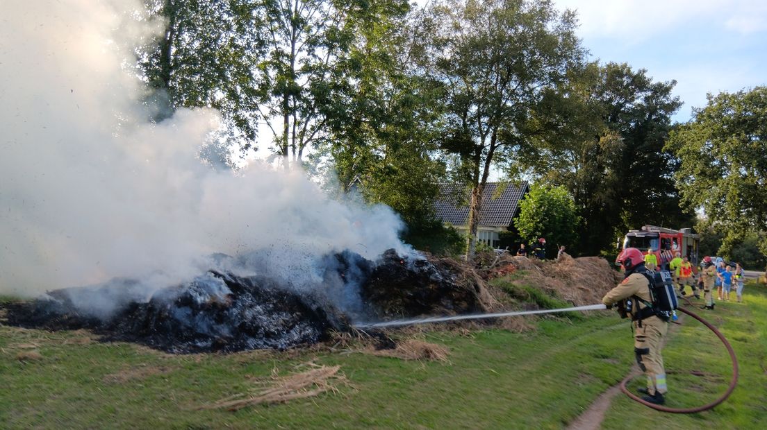 De brandweer is aan het blussen