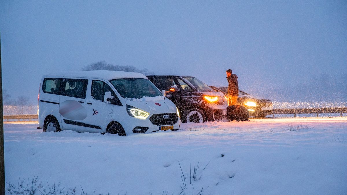 Drie voertuigen van de weg bij Oosterwolde vanwege sneeuw