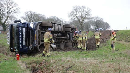 112 Nieuws: Vrachtwagen met mest gekanteld.