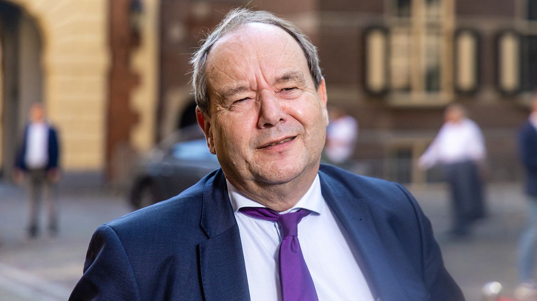 Demissionair staatssecretaris Hans Vijlbrief op het binnenhof in Den Haag