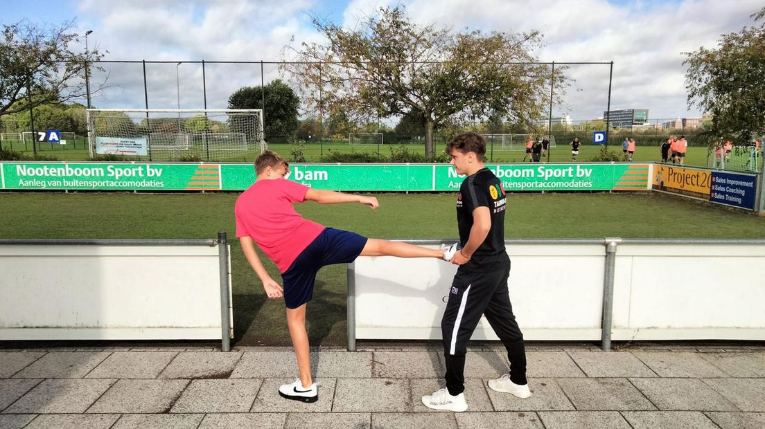 Trainer Tim (R) demonstreert de trap "het plassende hondje".